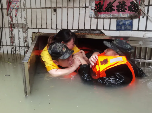 Loạt ảnh Trung Quốc năm 2020: Khủng hoảng và đau thương vì COVID-19, các di tích hàng trăm năm tuổi lần lượt bị nuốt chửng khi mẹ thiên nhiên nổi giận - Ảnh 16.