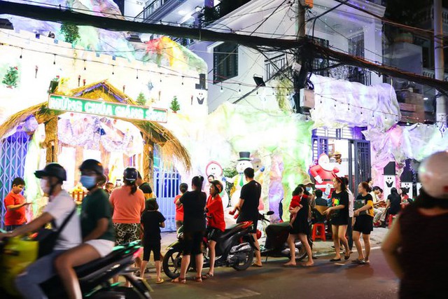 TP.HCM: Giới trẻ đổ xô ra đường đi chơi Noel đông đúc tại trung tâm quận 1 và khu xóm đạo quận 8 - Ảnh 13.