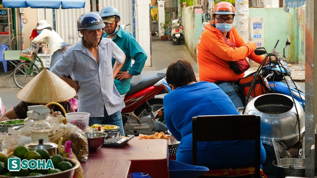 Quán cháo lòng 80 năm vẫn giữ nguyên hương vị, nấu trong nồi làm từ 2 cái chậu nhôm - Ảnh 11.