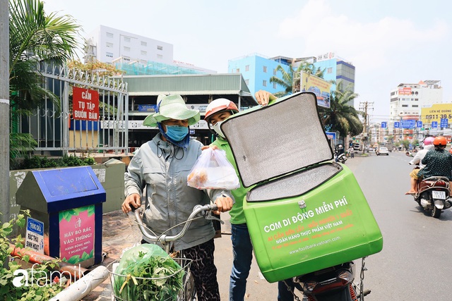 Xúc động với khoảnh khắc cụ ông rơi nước mắt khi nhận phần cơm miễn phí từ ca sĩ Sỹ Luân và hàng cơm di động đầu tiên tại Sài Gòn - Ảnh 11.