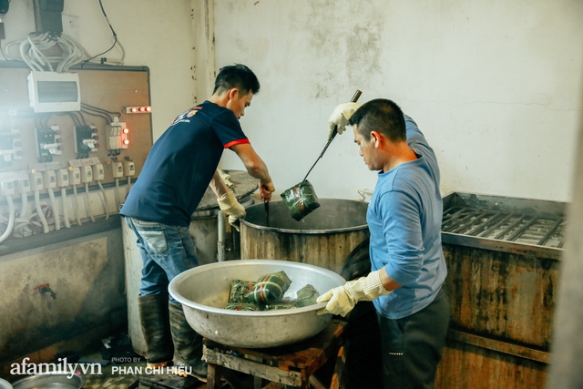 Làng bánh chưng Tranh Khúc nhộn nhịp vụ Tết: Những người thợ được lập trình cứ 30 giây xong một chiếc bánh, phải chế cho được nồi chứa 400 chiếc bánh mới chịu nổi lửa - Ảnh 16.