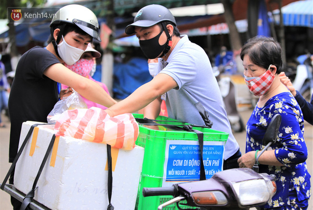 Ấm lòng những suất cơm miễn phí ship tận nơi cho người nghèo ở Đà Nẵng trong mùa dịch Covid-19 - Ảnh 4.