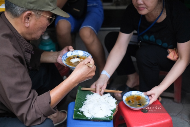 Quán bún ốc nguội 30 năm tuổi: Không phủ nhận tiếngkiêu nhất Hà Nội, khách có tiền chưa chắc đã được ăn - Ảnh 9.