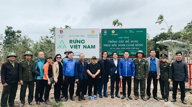 Hà Anh Tuấn cùng công ty trồng 1800 cây rừng giúp người dân chống lũ - Ảnh 1.