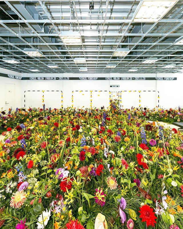 Chuỗi thời trang riêng của Giám đốc sáng tạo LV đồng loạt bỏ hàng hóa khỏi kệ, bày hoa tưởng nhớ nhà sáng lập - Ảnh 5.