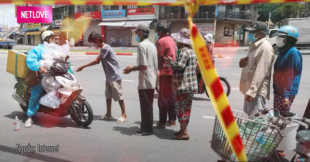 Võ sư 1 chân chạy xe máy 60km mỗi ngày, mang hàng trăm suất cơm tình nghĩa trao tặng bà con mùa dịch - Ảnh 9.