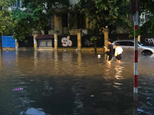 Hà Nội: Mưa to như trút nước lúc tan tầm, nhiều tuyến phố trung tâm lại biến thành sông - Ảnh 19.