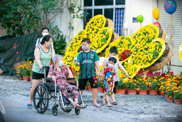 Đến hẹn hằng năm giữa Sài Gòn lại xuất hiện chợ hoa nổi, bà con miền Tây lặn lội đưa cây kiểng mong mang hương sắc Tết đến mọi nhà - Ảnh 13.