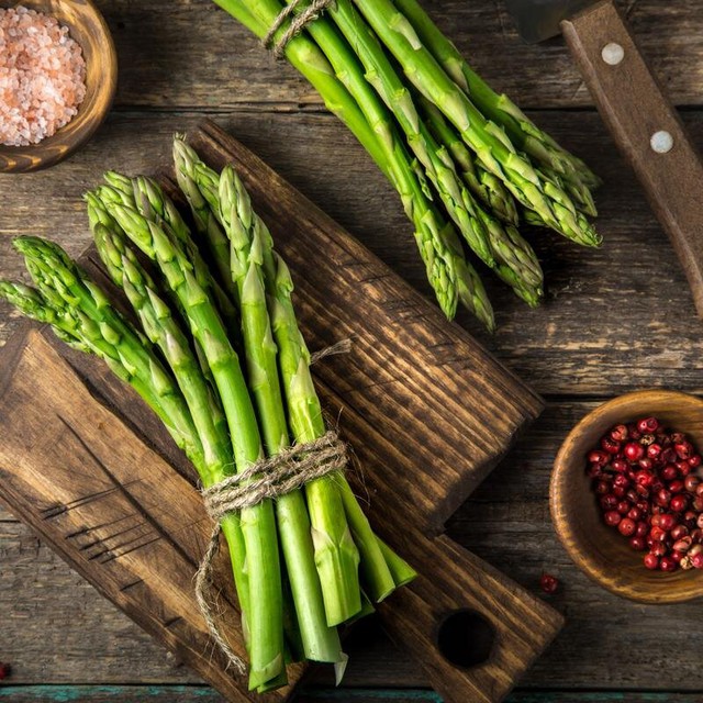 Măng tây - hoàng đế dinh dưỡng của các loại rau đang vào mùa, giá thành hạ nhiệt chóng mặt, chị em đặt mua tới tấp - Ảnh 1.