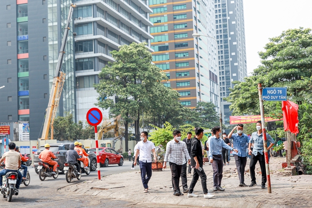 Duy Tân - con phố dài 500m nhưng hàng trăm dân văn phòng mỗi ngày bỏ tự nấu cơm trưa, chọn ăn ngoài vì giá cực rẻ - Ảnh 3.