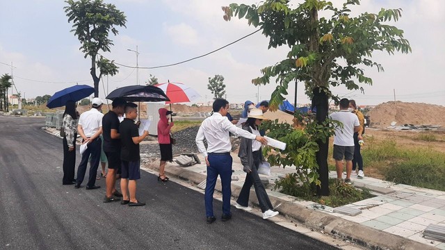 Đầu tư bất động sản: Người chật vật cắt lỗ, kẻ chờ cơ hội “gom hàng” - Ảnh 2.