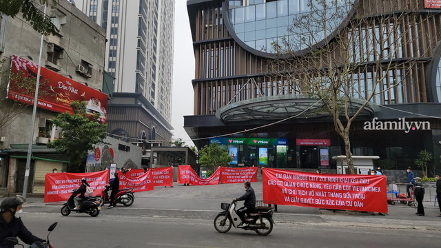 Băng rôn đỏ rực chung cư mang hơi thở Nhật Bản: Luật sư phân tích hành vi lừa dối khách hàng - Ảnh 1.