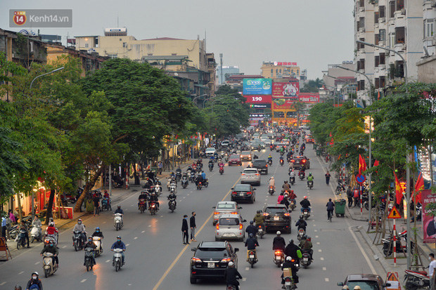 Ảnh: Người Hà Nội trở lại cuộc sống nhộn nhịp trong cuối tuần đầu tiên nới lỏng giãn cách xã hội - Ảnh 1.