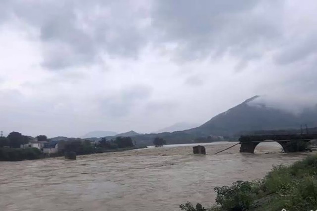 Loạt ảnh Trung Quốc năm 2020: Khủng hoảng và đau thương vì COVID-19, các di tích hàng trăm năm tuổi lần lượt bị nuốt chửng khi mẹ thiên nhiên nổi giận - Ảnh 33.