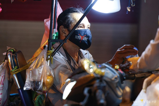 Chùm ảnh cảm xúc nhất lúc này: Thương lắm những người vô gia cư, nhưng Sài Gòn ơi, sẽ giãn cách mà không xa cách! - Ảnh 12.