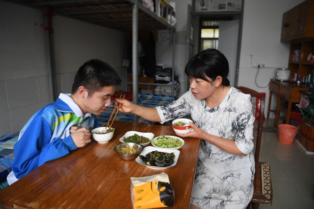 Cậu bé 7 tuổi mất đi đôi chân, hội bạn thân kiên trì đồng hành, 10 năm sau tạo ra kỳ tích - Ảnh 9.