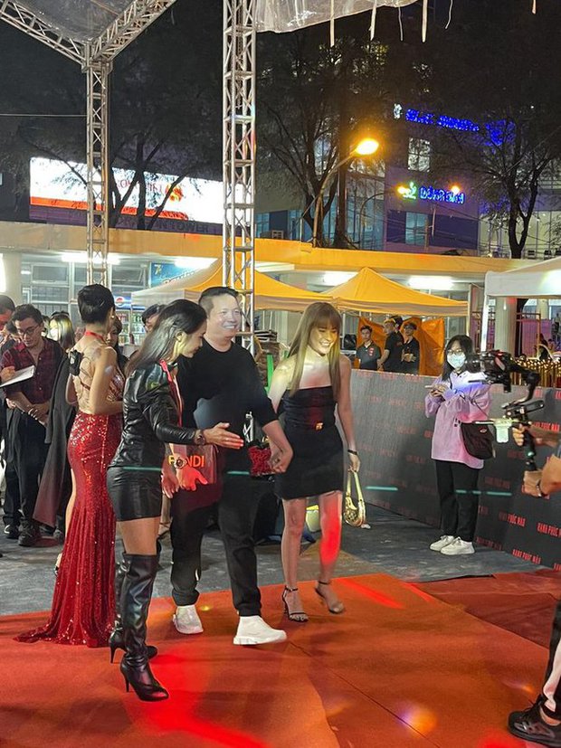 Đoàn Di Băng cùng chồng đại gia tiếp tục lộ loạt ảnh camera thường, có khác so với những lần trước? - Ảnh 5.