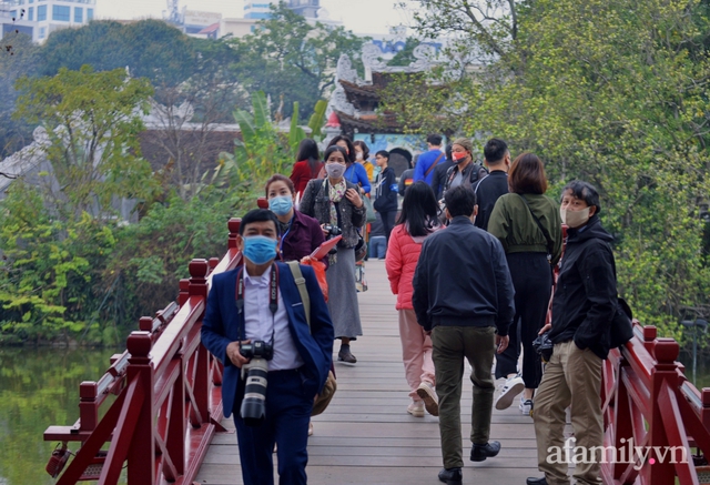 Hà Nội sáng mùng 1 Tết: Đường đông hơn mọi năm nhưng vẫn thênh thang yên bình đến lạ, người dân thong thả đạp xe, đi lễ đền Ngọc Sơn - Ảnh 13.