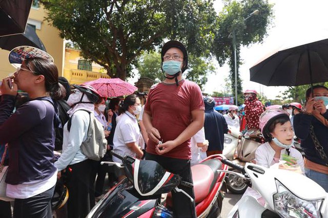  Ra cổng trường thi nhìn cảnh những ông bố đợi con hàng giờ giữa cái nóng đổ lửa: Ngày của Cha nhưng vẫn dành tất cả cho con! - Ảnh 4.