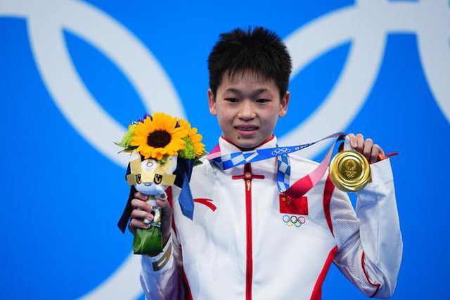 Cô bé 14 tuổi gây sốt với màn nhảy cầu hoàn hảo tại Olympic: VĐV vô danh thành thiên tài xuất chúng với ước mơ kiếm tiền chữa bệnh cho mẹ - Ảnh 1.