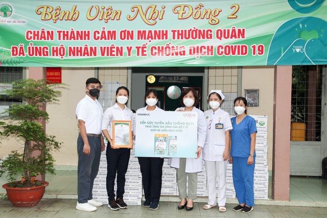 50.000 sản phẩm dinh dưỡng được Vinamilk Colosgold trao tặng cho con em y bác sĩ tuyến đầu - Ảnh 1.