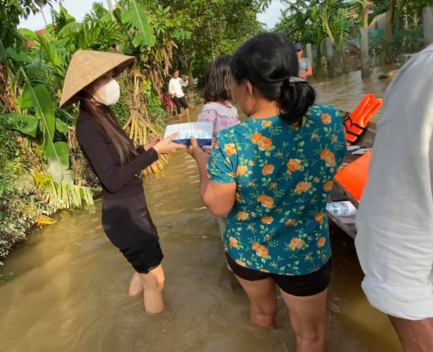 Tin vui nhất sáng nay: Thuỷ Tiên đã kêu gọi được 22 tỷ đồng sau 2 ngày, cảnh thân mảnh mai lội nước cứu trợ bà con miền Trung gây xúc động! - Ảnh 5.