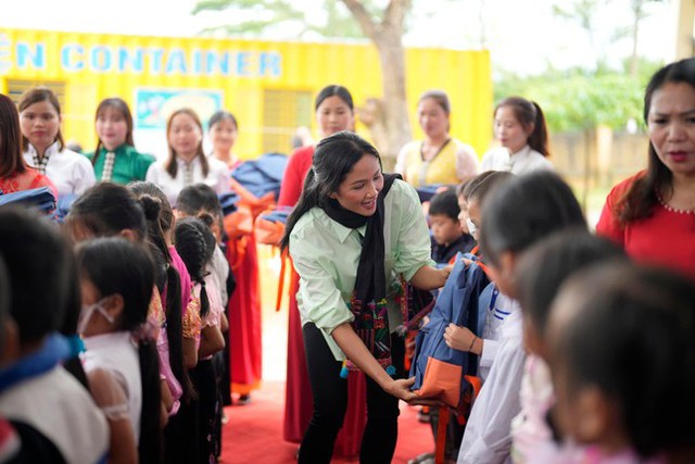 Có nhà tiền tỷ, bố mẹ Hoa hậu H’Hen Niê chỉ thích ở nhà sàn cũ - Ảnh 4.