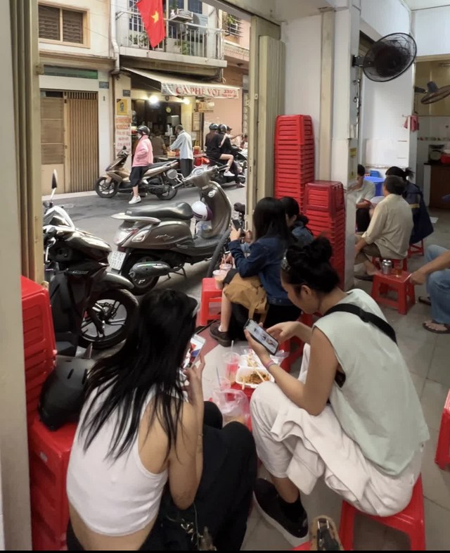 Giới trẻ TP.HCM quẩy cực sung ngày 31/12: Các địa điểm vui chơi lẫn hàng quán đều đông kín người chờ đón giao thừa - Ảnh 1.