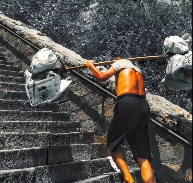 Nghề gánh hàng ở núi Thái Sơn: Mang vật nặng trên vai leo từng bậc thang lên đỉnh, có cáp treo nhưng không thể dùng - Ảnh 10.