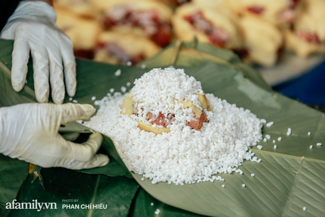 Làng bánh chưng Tranh Khúc nhộn nhịp vụ Tết: Những người thợ được lập trình cứ 30 giây xong một chiếc bánh, phải chế cho được nồi chứa 400 chiếc bánh mới chịu nổi lửa - Ảnh 6.