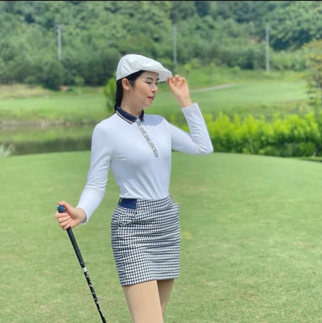 Phong cách trên sân golf của các mỹ nhân Việt: Năng động, đẳng cấp nhưng vẫn cực duyên dáng, hút mọi ánh nhìn, không ít đấng mày râu bị “đánh gục” - Ảnh 11.