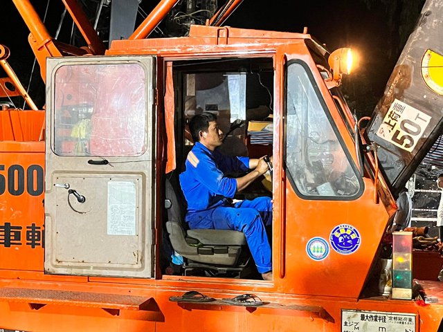  Tiếp tục nỗ lực xuyên đêm giải cứu bé trai lọt xuống trụ bê tông - Ảnh 8.