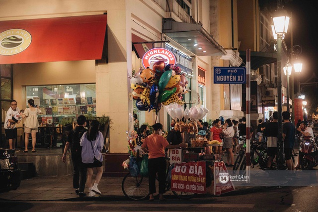 Một buổi tối cuối tuần ở khu hồ Gươm - trung tâm Hà Nội sau 3 tuần mở lại hàng quán trông như thế nào? - Ảnh 11.