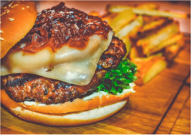 Con gái nhỏ bị chẩn đoán mắc ung thư ruột, mẹ đau lòng khi bác sĩ chỉ rõ thủ phạm là một thói quen ăn sáng mà rất nhiều người cũng mắc phải - Ảnh 1.