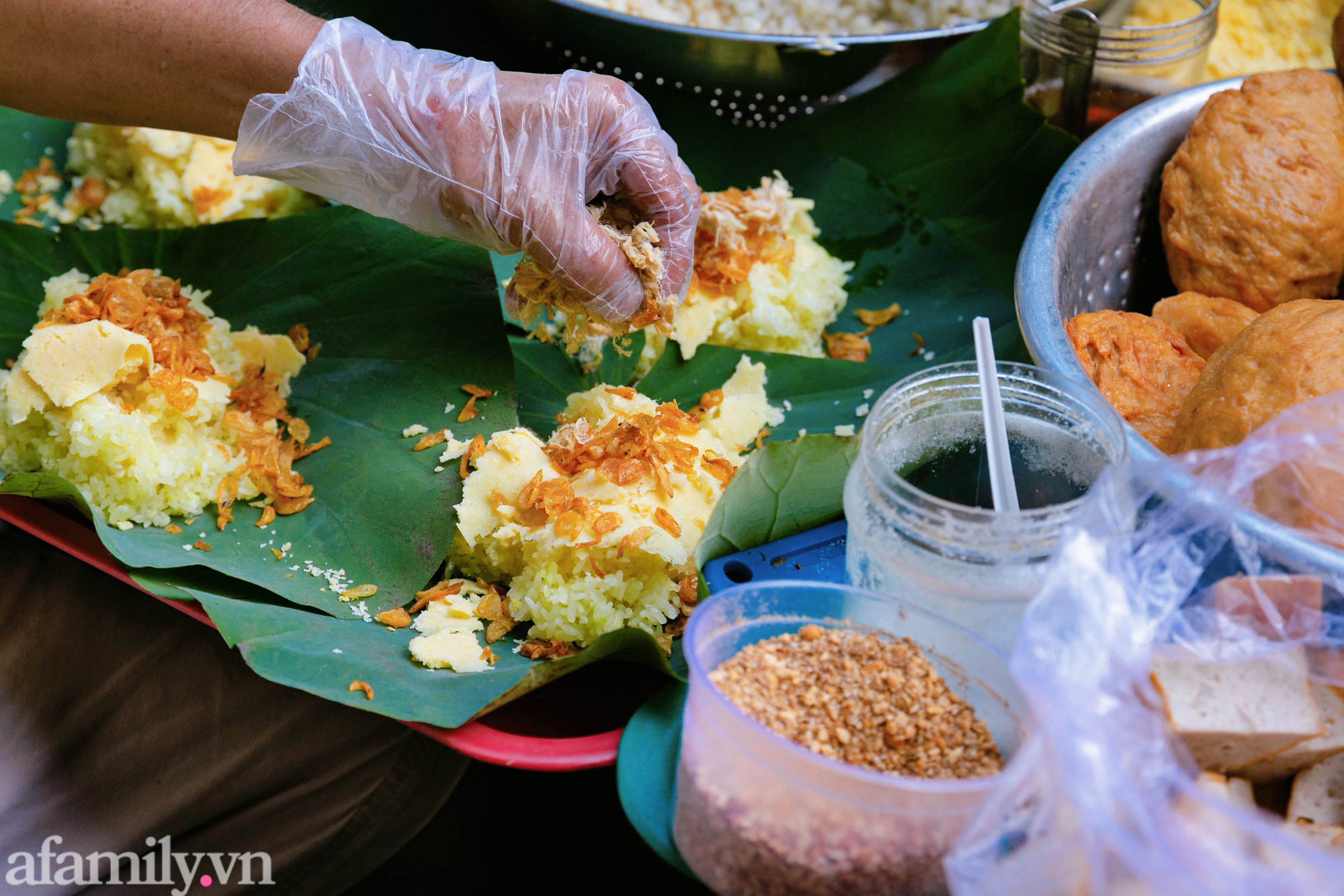 Hàng xôi bọc lá sen tươi đậm chất Bắc giữa lòng Sài Gòn, chỉ bán 2 tiếng mỗi ngày vì quá đông, khiến cậu cả bỏ đại học để nối nghiệp gia đình - Ảnh 13.