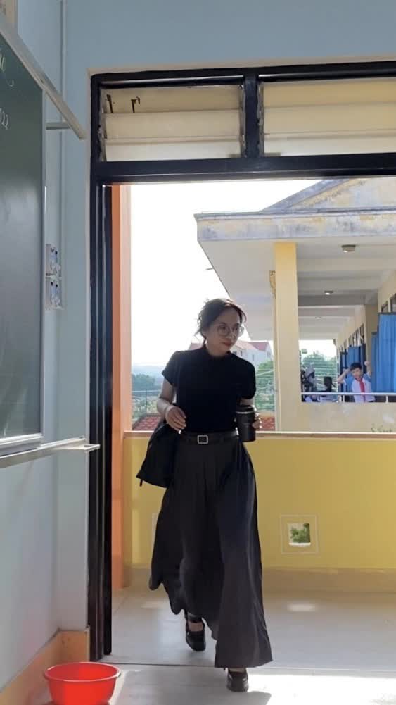 Cô giáo gây sốt TikTok khi khoe style đi dạy triệu view: Cả tuần không mặc trùng bộ nào, lại còn rất xinh! - Ảnh 3.