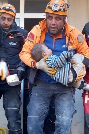 Điều kỳ diệu trong thảm họa động đất Thổ Nhĩ Kỳ - Syria: Bé trai 2 tuổi sống sót sau 78 tiếng bị chôn vùi dưới đống đổ nát - Ảnh 1.