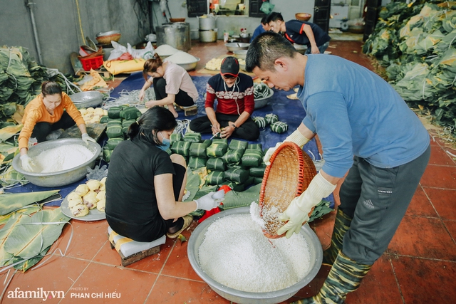 Làng bánh chưng Tranh Khúc nhộn nhịp vụ Tết: Những người thợ được lập trình cứ 30 giây xong một chiếc bánh, phải chế cho được nồi chứa 400 chiếc bánh mới chịu nổi lửa - Ảnh 4.