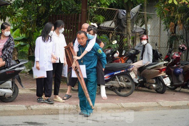 Xúc động, bố cõng con gái đi thi - Ảnh 1.