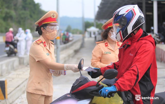 Những đôi mắt đỏ hoe trên chuyến xe miễn phí đưa đồng bào hồi hương: “Nghĩ lại đoạn đường vượt mưa gió đã qua mà tôi rợn người” - Ảnh 7.