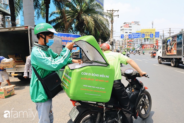 Xúc động với khoảnh khắc cụ ông rơi nước mắt khi nhận phần cơm miễn phí từ ca sĩ Sỹ Luân và hàng cơm di động đầu tiên tại Sài Gòn - Ảnh 18.