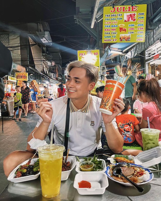Đến chợ ẩm thực ở TP.HCM, du khách Mỹ cầm 1 triệu đồng ăn mãi không hết: “Nơi đây bán món ăn đường phố siêu rẻ” - Ảnh 2.