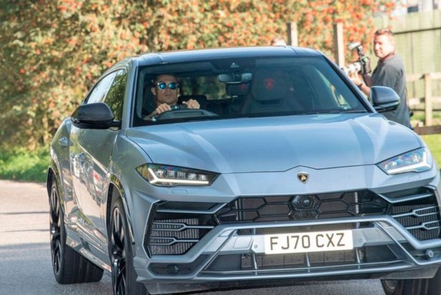 Đang lái Lamborghini Urus trên đường, Ronaldo thực hiện một hành động khiến ai cũng khen hết lời - Ảnh 3.