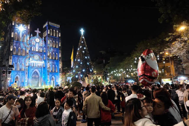 Cảnh tượng đông nghịt ở trung tâm Hà Nội đêm Giáng sinh: Hàng ngàn người đổ ra đường đi chơi, check-in - Ảnh 16.