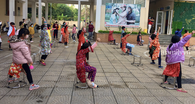 Không khí đón giao thừa tại trường tiểu học Xuân Phương, cái Tết đáng nhớ của thầy trò và phụ huynh trong khu cách ly - Ảnh 3.