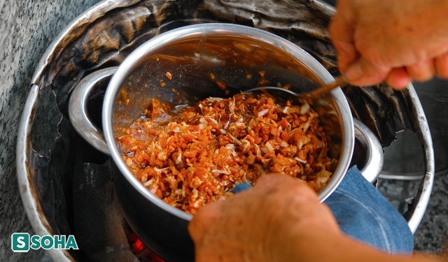 Quán cháo lòng 80 năm vẫn giữ nguyên hương vị, nấu trong nồi làm từ 2 cái chậu nhôm - Ảnh 9.