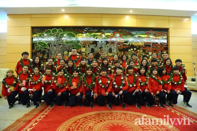 NÓNG: Chuyên cơ chở những cô gái vàng của bóng đá Việt Nam vừa hạ cánh sân bay Nội Bài - Ảnh 8.