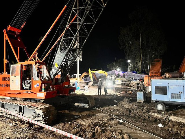  Tiếp tục nỗ lực xuyên đêm giải cứu bé trai lọt xuống trụ bê tông - Ảnh 2.