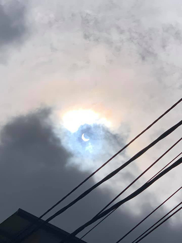 Hiếm hoi lắm mới xuất hiện tại Việt Nam, đây là hiện tượng nhật thực “vòng lửa” được dân mạng từ khắp nơi chụp lại được trong chiều nay - Ảnh 9.