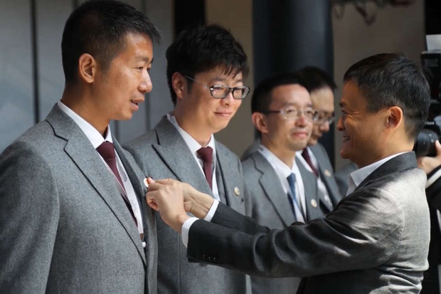 Trường Đại học Jack Ma sáng lập một năm tuyển chưa tới 50 sinh viên, tỷ lệ đỗ còn khó hơn Harvard, đọc xong yêu cầu ai cũng khóc thét - Ảnh 1.